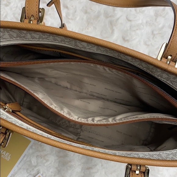 Michael Kors purse - Picture 7 of 9